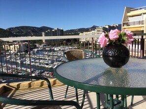 Outdoor dining - Apartment "France II" overlooking Cannes Marina and the Lerins Islands (Mandelieu-la-Napoule)