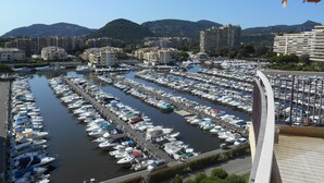 A marina filled with boats, surrounded by buildings and hills. - Apartment "France II" overlooking Cannes Marina and the Lerins Islands (Mandelieu-la-Napoule)