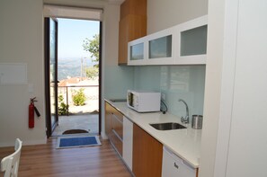 Design Bungalow, 1 Bedroom (Alpendre) | Private kitchen | Fridge, microwave, stovetop, dishwasher - Vald'arêgos Douro Turismo Rural (Resende)