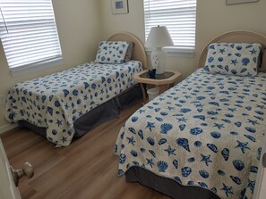 2 makuuhuonetta, työpöytä, silitysrauta/-lauta, vauvan matkasänky