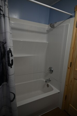 Combined shower/tub, towels, toilet paper - Bushy Beaver Bar (Big Falls)