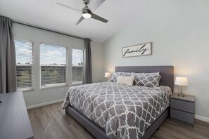 3 habitaciones, tabla de planchar con plancha, wifi y ropa de cama 