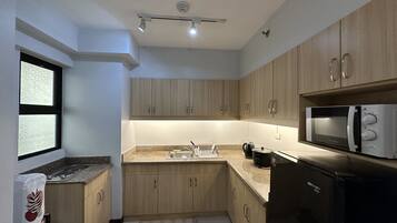 Refrigerador, microondas, parrilla de estufa y tetera eléctrica