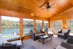 Télévision, lecteur de DVD, table de tennis de table, livres