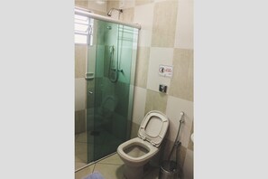 Basic Double Room | Bathroom | Shower, towels, soap, toilet paper - Pousada Cabana Avaré (Avare)