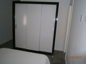 2 quartos, ferros/tábuas de passar roupa, Wi-Fi, roupa de cama