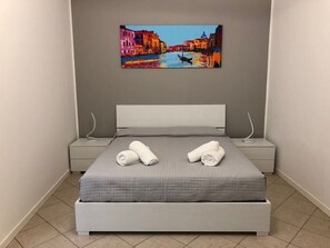 2 Schlafzimmer, Schreibtisch, Bügeleisen/Bügelbrett, Reisekinderbett