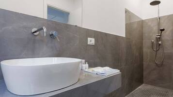 Doccia, asciugacapelli, bidet, asciugamani