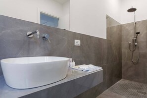Shower, hair dryer, bidet, towels - Nonna Maria's home (Catania)