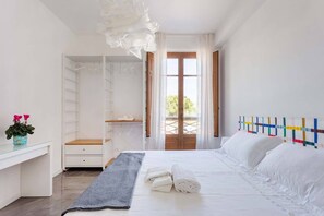 2 bedrooms, desk, iron/ironing board, travel crib - Nonna Maria's home (Catania)