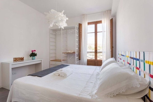 2 habitaciones, escritorio y tabla de planchar con plancha