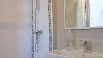 Dusche, Haartrockner, Handtücher, Seife