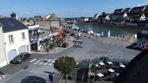 Rannikkokaupunki, jossa on vierasvenesatama, rakennuksia ja katu, jossa on suojatie.