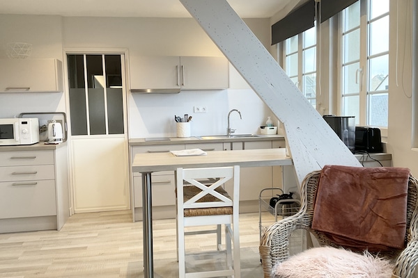 Een koelkast, een microgolfoven, een kookplaat, een vaatwasser