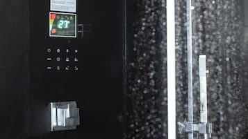 Toallas, shampoo, papel de baño