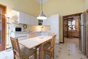 Fridge, microwave, oven, stovetop - Duomo View Rooftop Terrace - Bright & Quiet 3 Bedroom 2 Bath (Firenze)