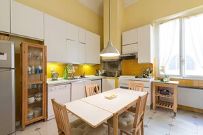 Fridge, microwave, oven, stovetop - Duomo View Rooftop Terrace - Bright & Quiet 3 Bedroom 2 Bath (Firenze)