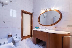 Sèche-cheveux, serviettes fournies, papier toilette