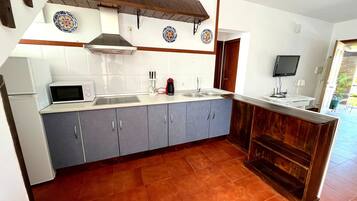 Een koelkast, een magnetron, een kookplaat