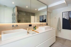 Shower, hair dryer, towels, shampoo - Luxury Apt – Le Marais – AC – 5-stars Comfort (Paris)