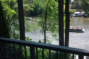 Une rivière où l’on peut naviguer, bordée d’arbres.