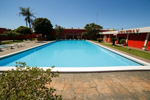 2 piscines a l'aire lliure