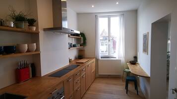 Een koelkast, een microgolfoven, een oven, een kookplaat