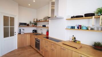 Een koelkast, een microgolfoven, een oven, een kookplaat