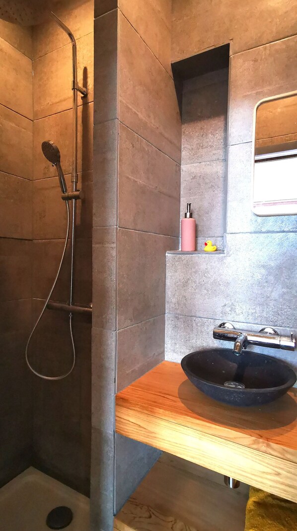 Ensemble baignoire-douche, séchoir à cheveux, serviettes fournies, savon