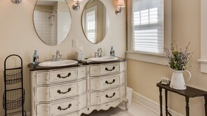 Badekar, hårføner, håndklær og sjampo