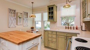 Kylskåp, mikrovågsugn, ugn och spishäll