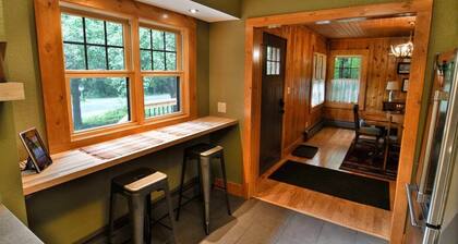 Arrowwood Lodge is a charming 1-bedroom cabin situated just a block from Lake Namakagon.