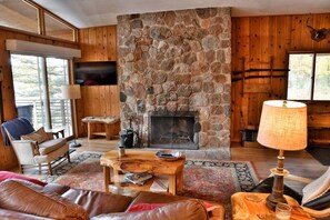 Smart TV, chimenea y libros 