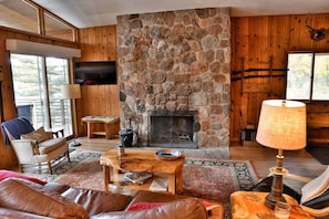 Smart TV, chimenea y libros