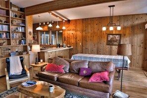 Smart TV, chimenea y libros