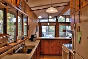 冷蔵庫、電子レンジ、オーブン、コンロ