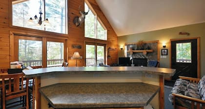 Kaunis hirsimökki ponttoniveneellä Deltajärvellä Iron River, WI!