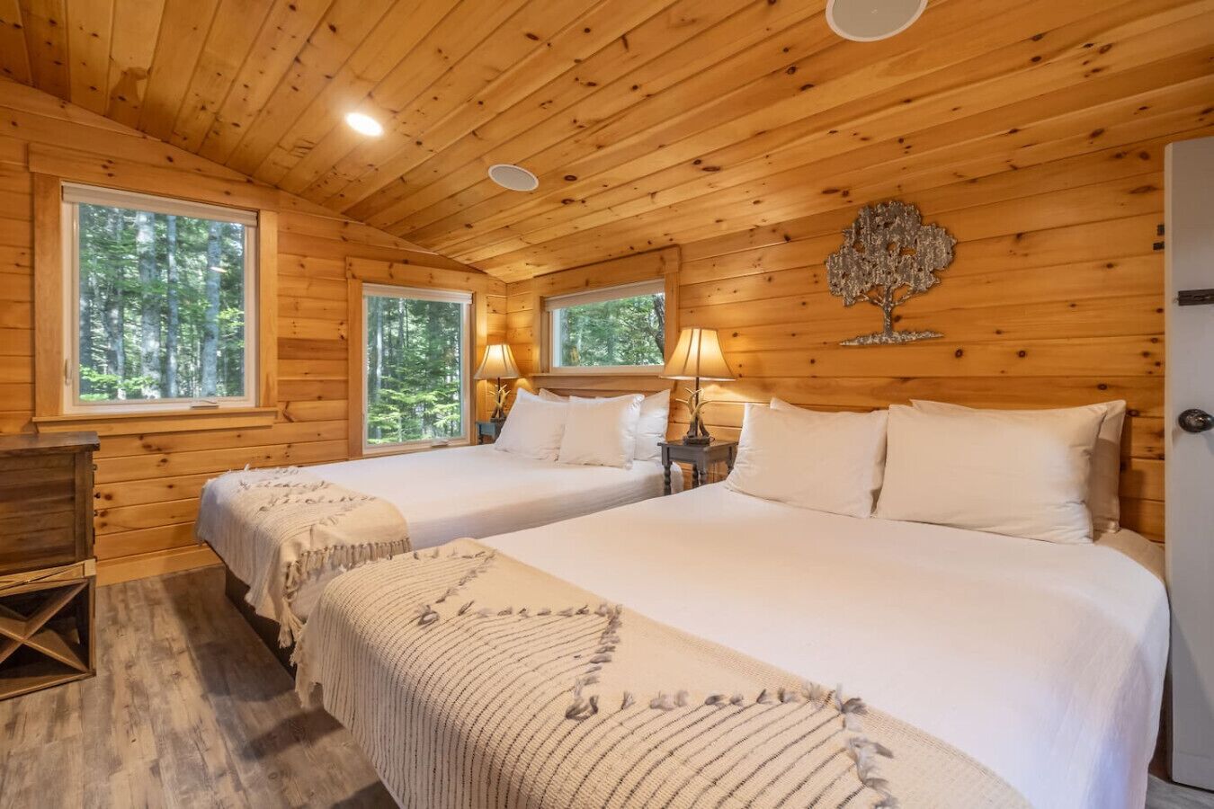 2 chambres, fer et planche à repasser, lit de bébé portatif