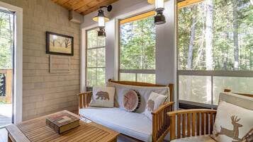 Smart TV, fireplace, stereo