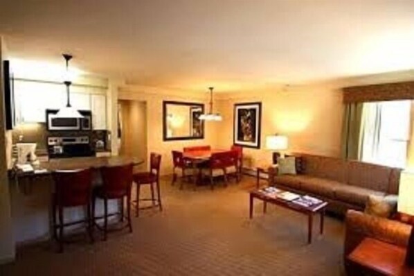 Téléviseur, foyer, table de ping-pong, sélection de films