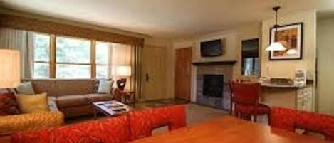 Fernseher, Kamin, Tischtennisplatte, Videothek