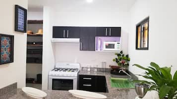 Mikroaaltouuni, keittoastiat/astiat/ruokailuvälineet