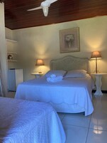 Quarto triplo família | Edredons de pluma, frigobar, individualmente decorados