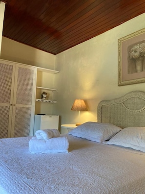 Quarto triplo família | Edredons de pluma, frigobar, individualmente decorados