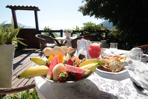 Free daily full breakfast - Pousada Solar Da Praia (Angra dos Reis)