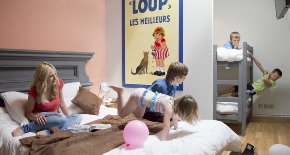 A room with bunk beds, a poster on the wall, and a pink balloon on the bed. - Gîte de La Jéraphie (La Souterraine)
