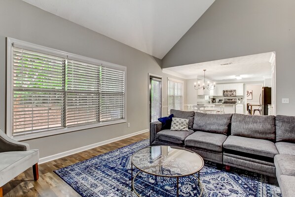 Een televisie en een open haard