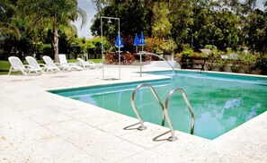 Una piscina cubierta, una piscina al aire libre de temporada