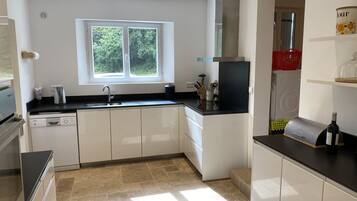 Een koelkast, een microgolfoven, een oven, een kookplaat