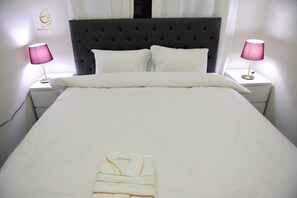 Minibar, värdeförvaringsskåp på rummet och skrivbord